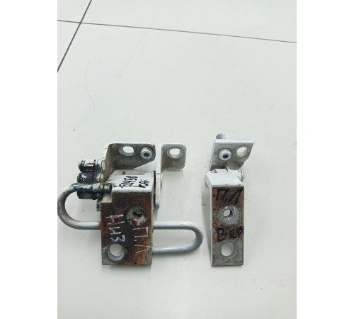 Комплект петель передней левой двери