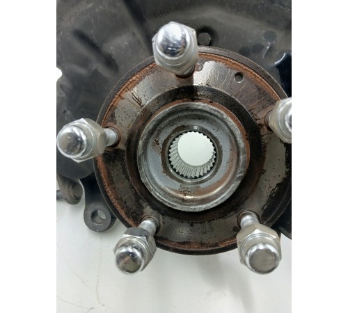 Кулак поворотный передний правый в сборе