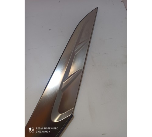 Декоративная накладка кузова левая