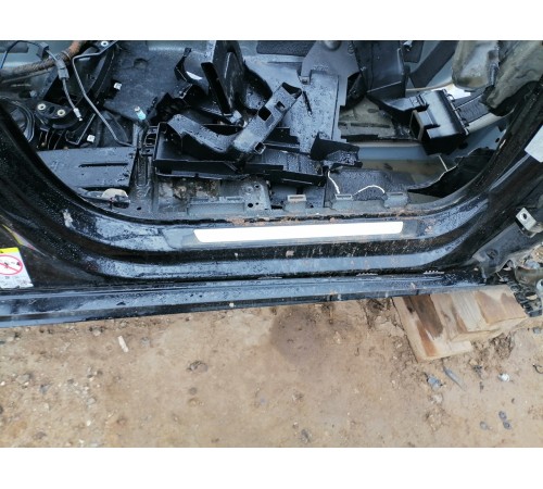 Порог с центральной стойкой правый