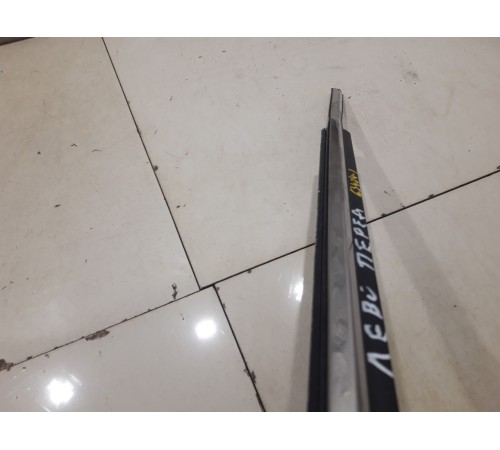 Уплотнитель стекла (передний, левый, внешний)