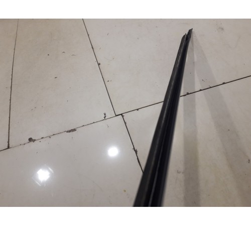 Уплотнитель стекла (передний, левый, внешний)