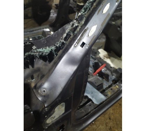 Передня левая стойка кузова крыши