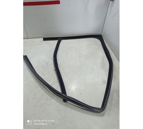 Уплотнитель стекла двери (передний правый)