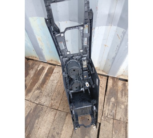 Центральная консоль с подлокотником