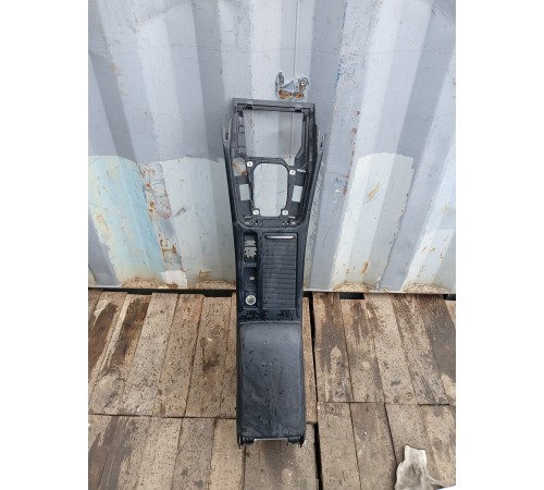 Центральная консоль с подлокотником