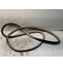 Уплотнитель двери передний левый