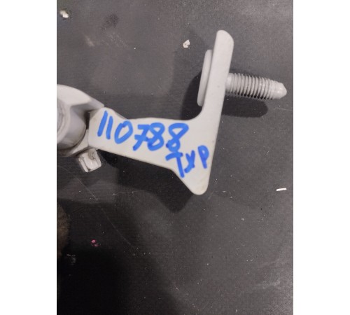 Петля двери(передняя левая верхняя)