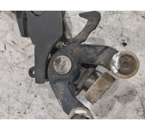 Направляющая правой сдвижной двери нижняя