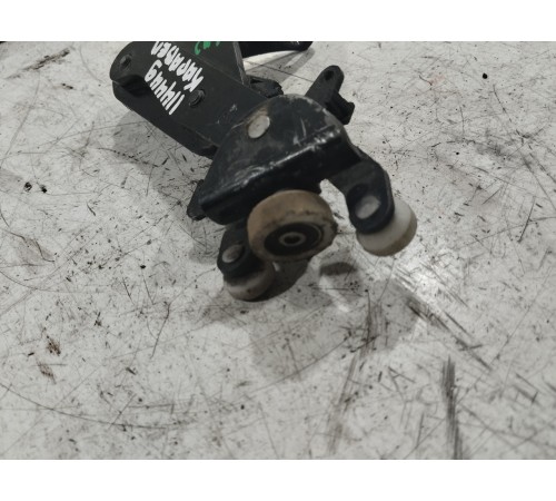 Направляющая правой сдвижной двери нижняя