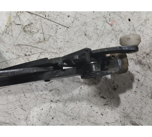 Направляющая правой сдвижной двери нижняя