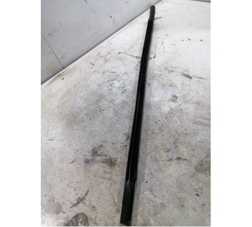 Молдинг стекла передний правый 