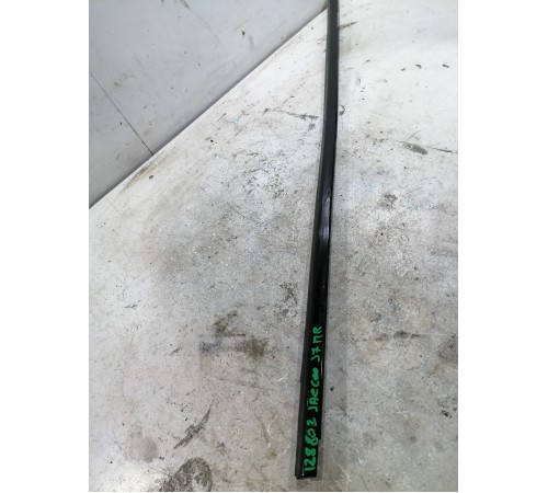 Молдинг стекла передний правый 