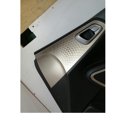 Обшивка двери передняя правая