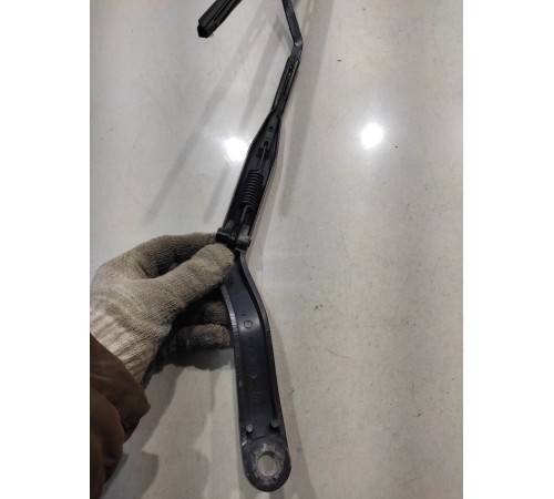 Поводок стеклоочистителя (правый)