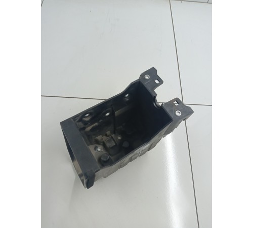 Крепление - кожух аккумулятора