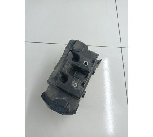 Крепление - кожух аккумулятора