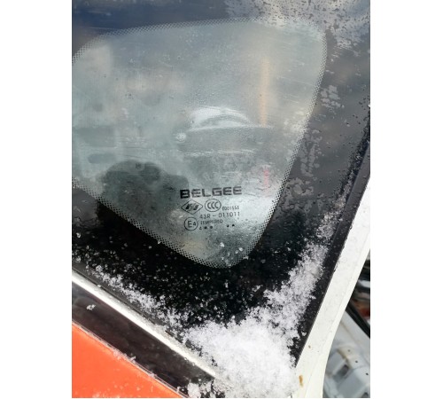 Глухое стекло кузова правое, форточка