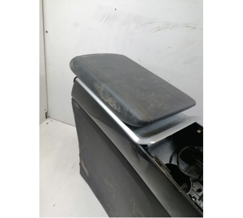 Центральная консоль (с подлокотником)