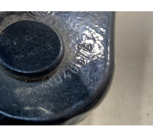 Петля двери (передняя, правая, нижняя)