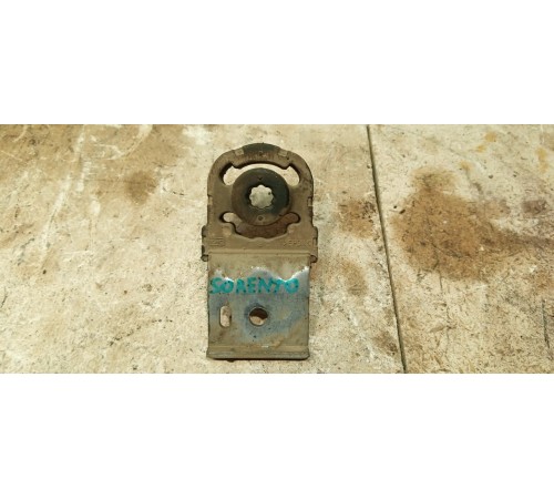 Кронштейн глушителя передний