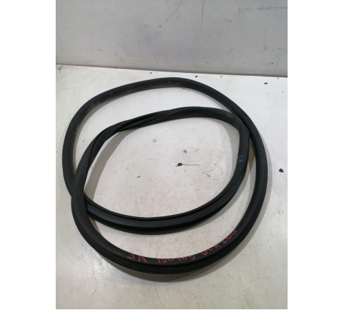 Уплотнитель двери задний правый