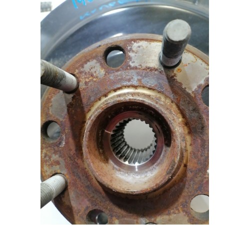 Кулак поворотный передний левый