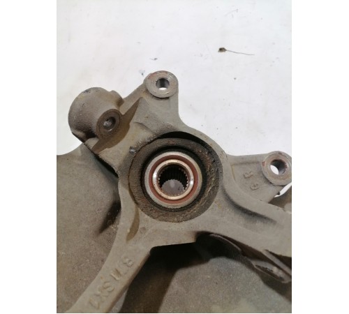 Кулак поворотный передний левый