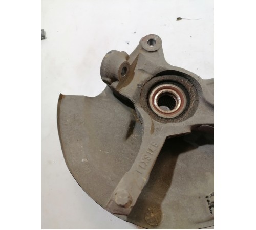 Кулак поворотный передний левый