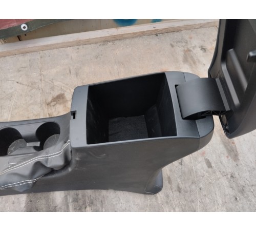 Центральная консоль с подлокотником