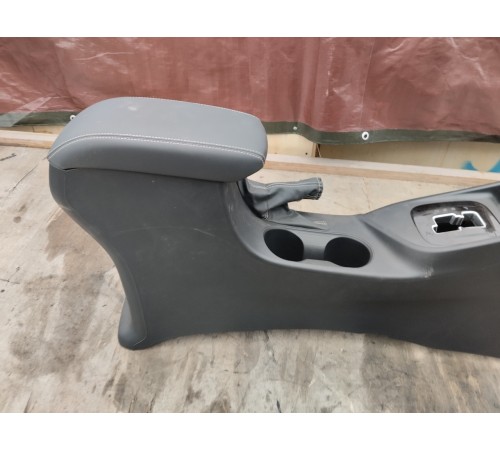 Центральная консоль с подлокотником