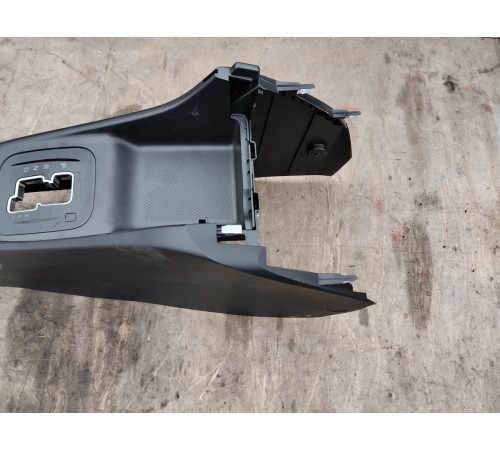 Центральная консоль с подлокотником