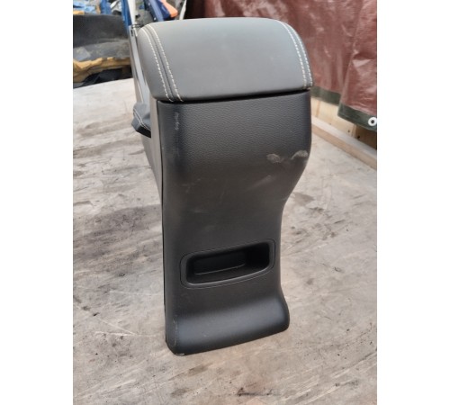 Центральная консоль с подлокотником