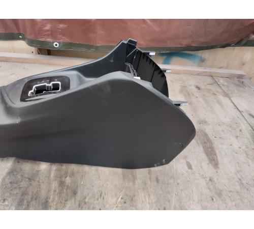 Центральная консоль с подлокотником