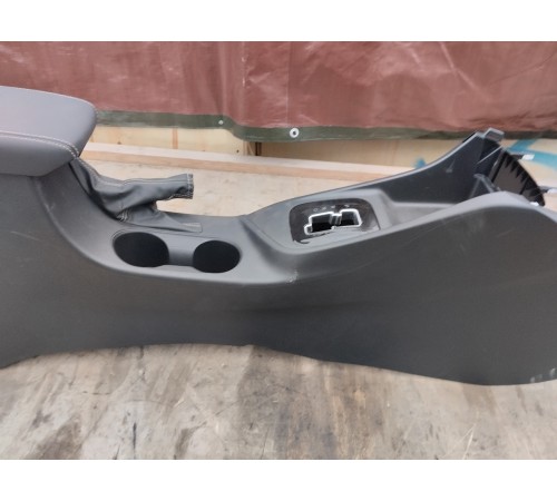 Центральная консоль с подлокотником