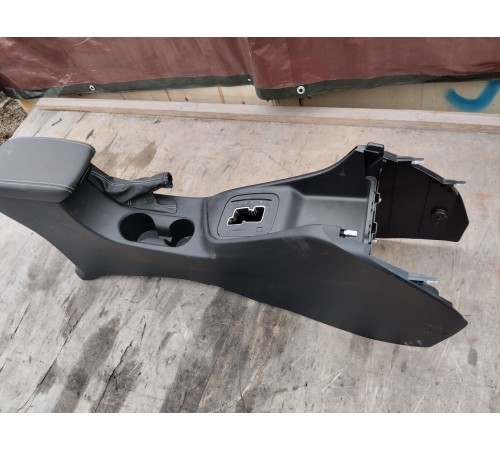 Центральная консоль с подлокотником