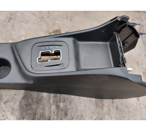 Центральная консоль с подлокотником