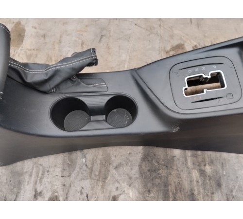 Центральная консоль с подлокотником