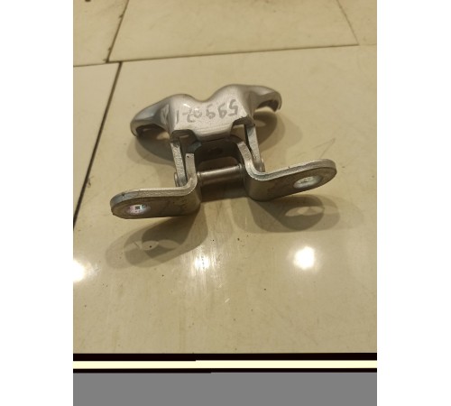 Петля двери (задняя, левая, верхняя)