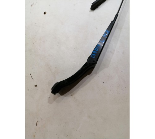 Поводок стеклоочистителя левый