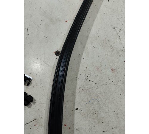 Уплотнитель стекла двери (передний левый)