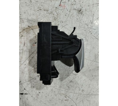 Кнопка стояночного тормоза