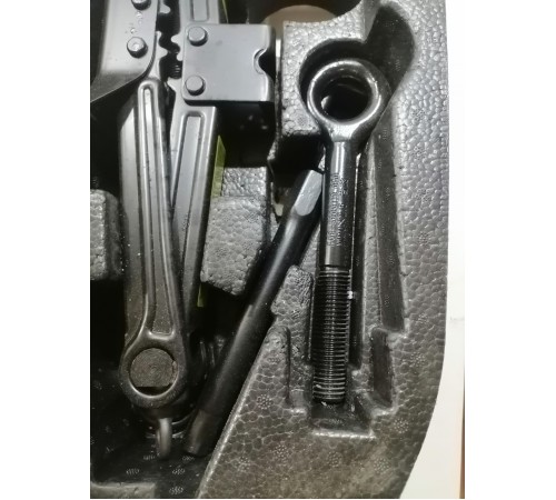 Ящик инструментальный с домкратом