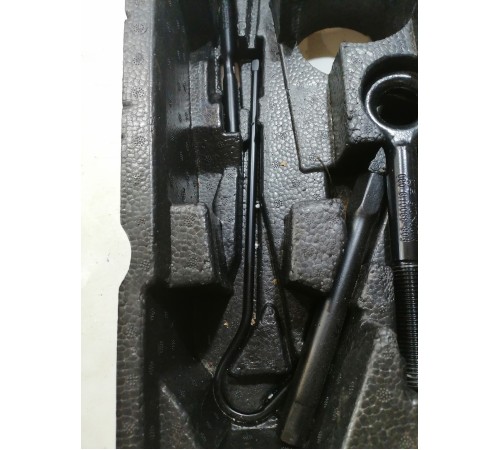 Ящик инструментальный с домкратом