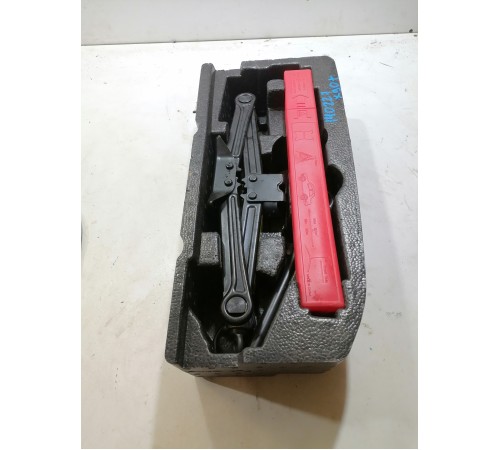 Ящик инструментальный с домкратом