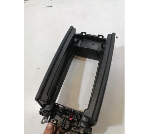 Подлокотник центральной консоли