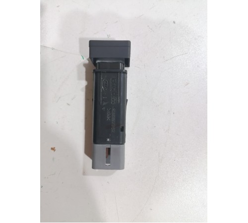 Кнопка открывания двери крышки багажника