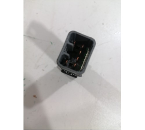 Кнопка открывания двери крышки багажника