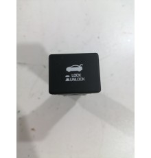 Кнопка открывания двери крышки багажника