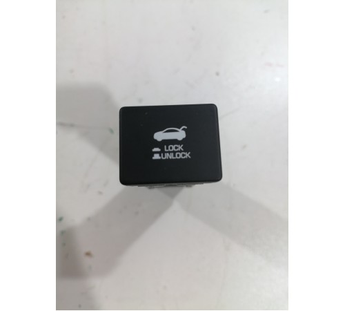 Кнопка открывания двери крышки багажника